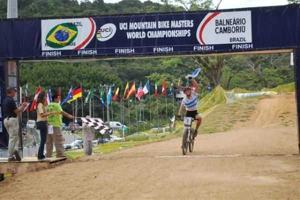 Agustina Maria Apaza (Argentina) wins the women's 30-34 race.