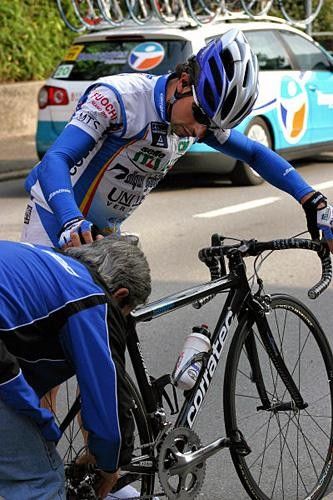 Gabriele Missaglia (Selle Italia) needs a new wheel.