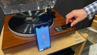 Dual CS 529 BT turntable with app control on smartphone