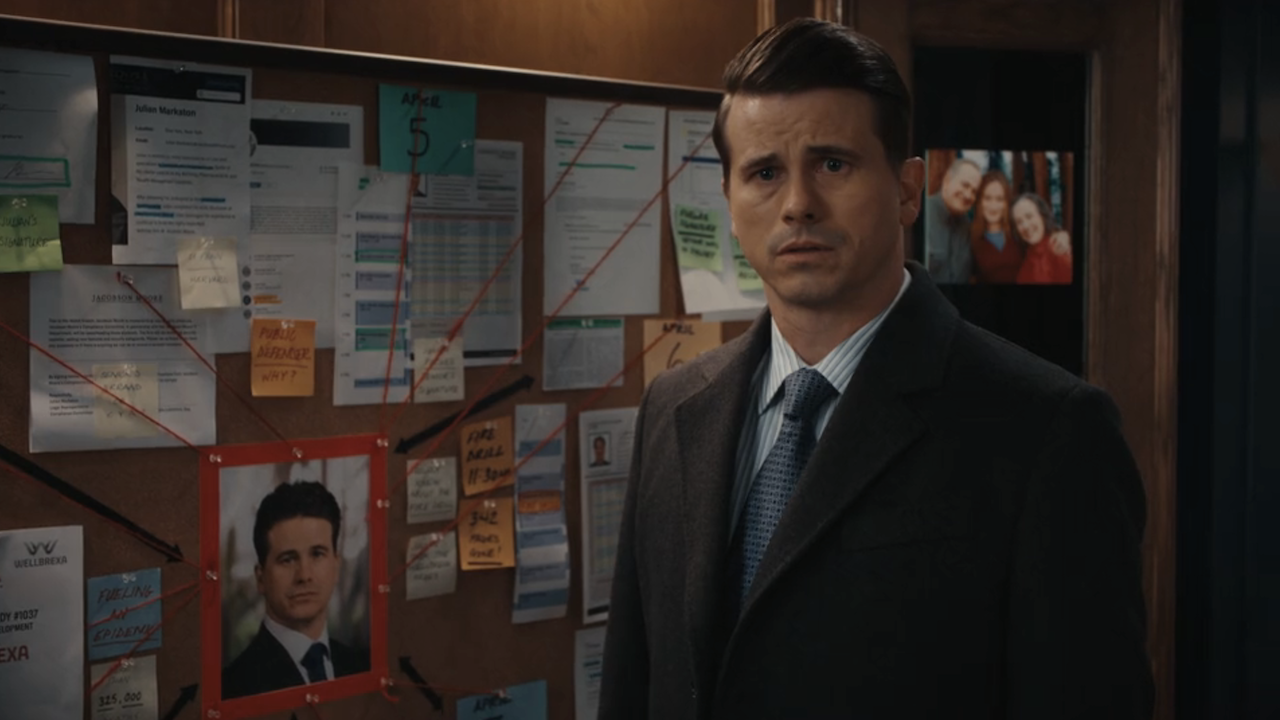 マトロック シーズン 2x09 でマティのボードを見てショックを受けた様子のジュリアン