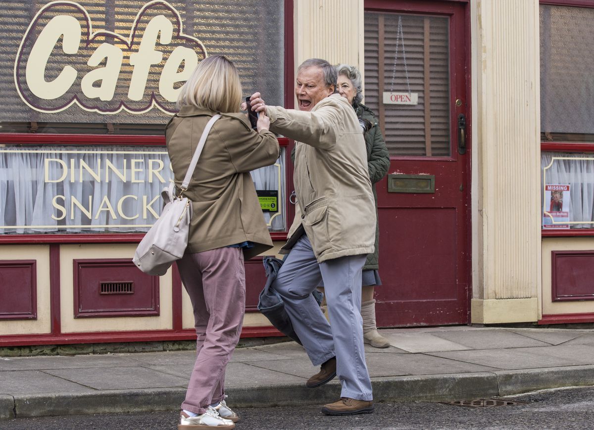 Coronation Street: Roy Cropper reaches breaking point!