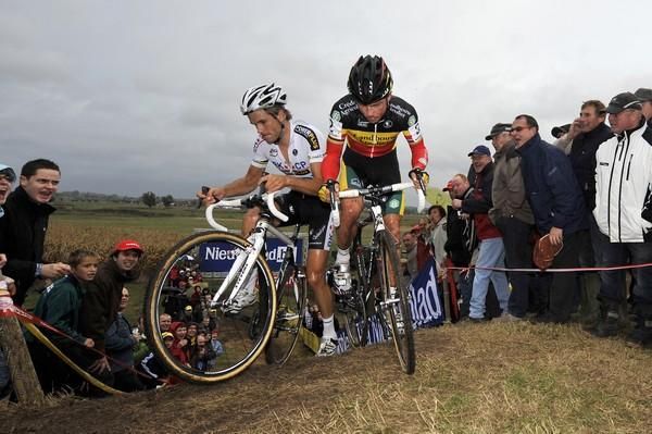 World champion Niels Albert (BKCP - Powerplus) and Belgian champion Sven Nys (Landbouwkrediet-Colnago) fight for position at the head of the race.