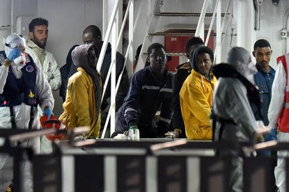 Migrants of Libyan boat disaster wait to disembark in Italy