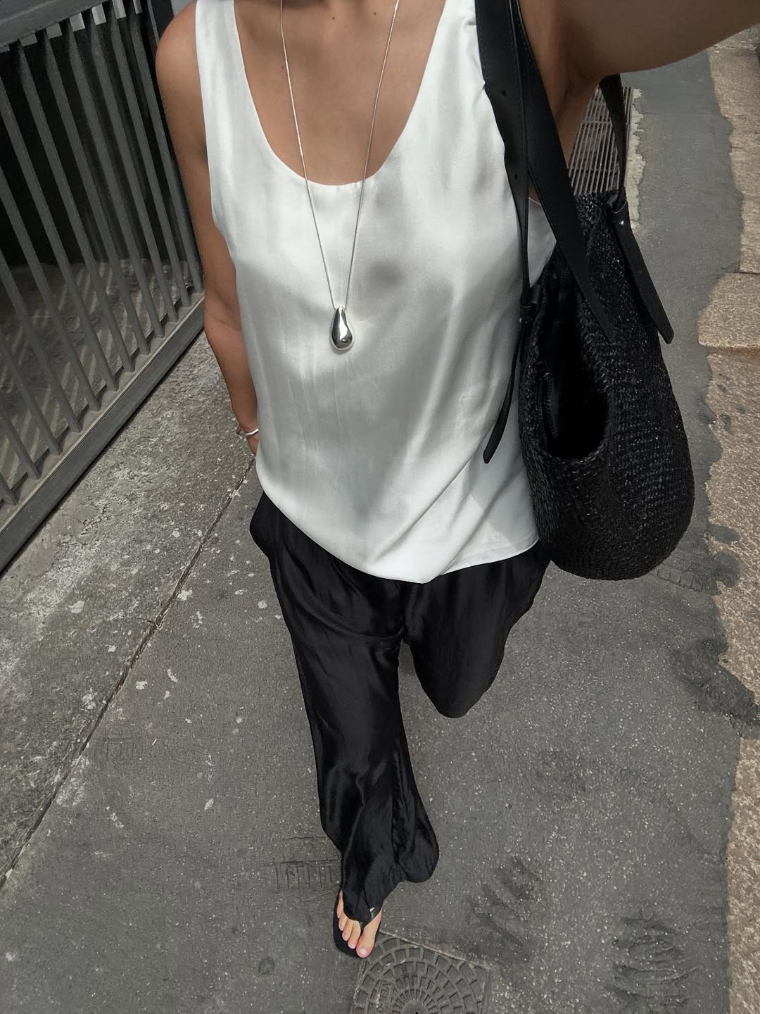 Woman wearing a lazy summer layering outfit idea.