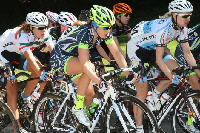 New Zealand sprinter Joanne Kiesanowski (TIBCO/To The Top) manages to stay with the main field