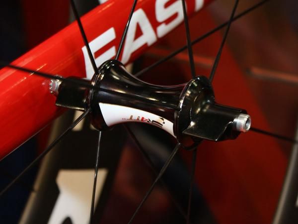 The R4 TT hub uses narrower spoke flanges to reduce frontal area plus aero-profile end caps to minimize drag.