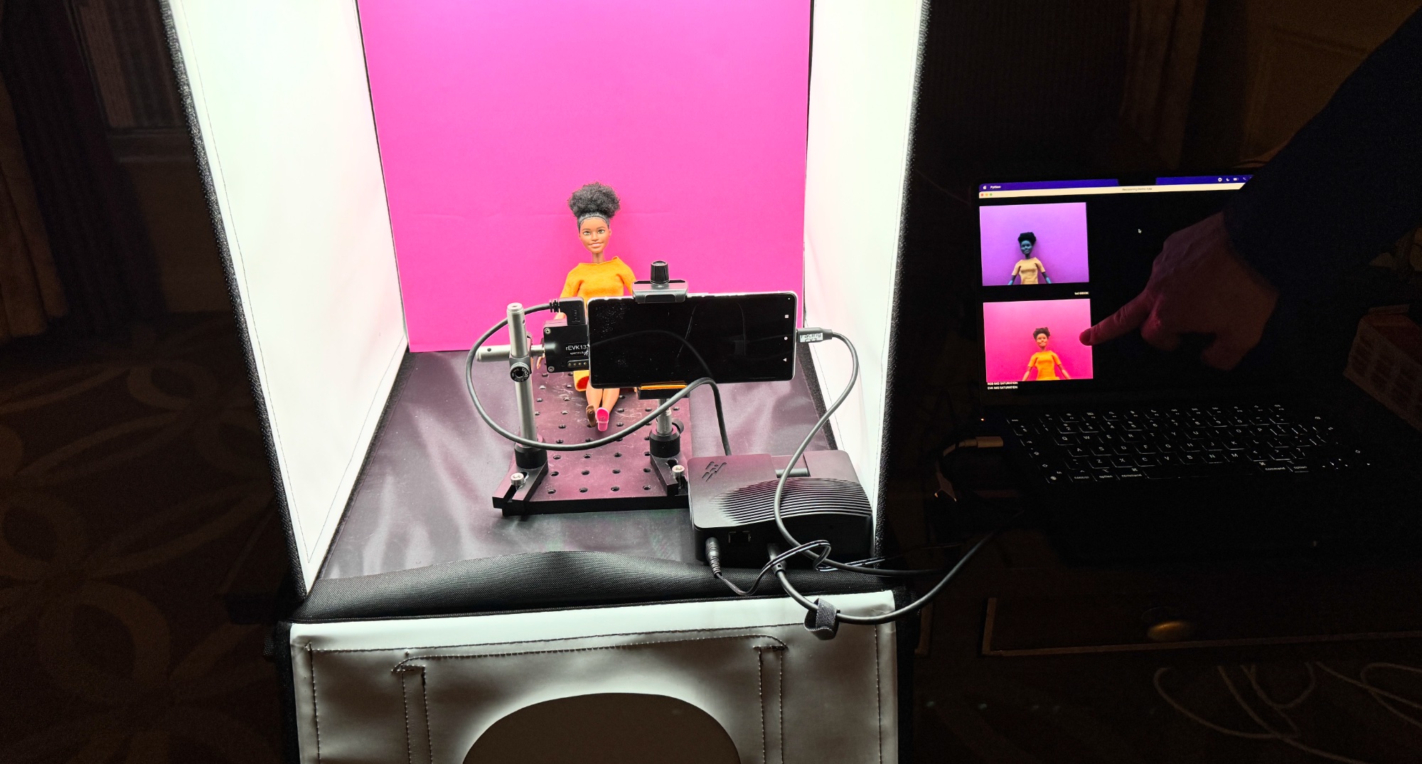 Teléfono con cámara Spectricity versus demostración de Pixel 7 Pro con Barbie y fondo rosa