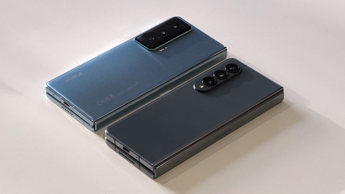 Honor Magic Vs hands-on closed back angled 3 4 Samsung Galaxy Z Fold 4