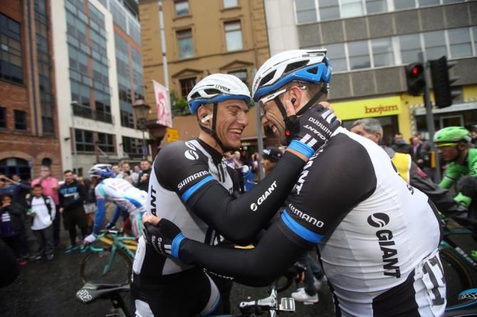 Marcel Kittel (Giant Shimano) with his teammates at the finish