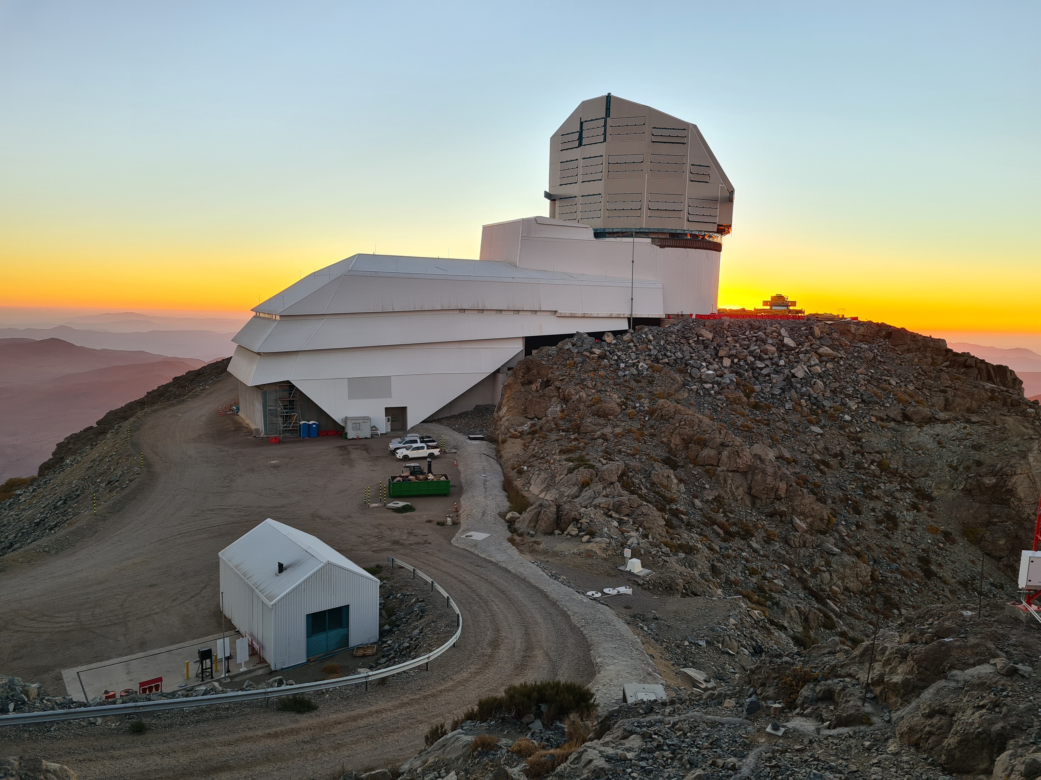un observatoire au sommet d'une montagne