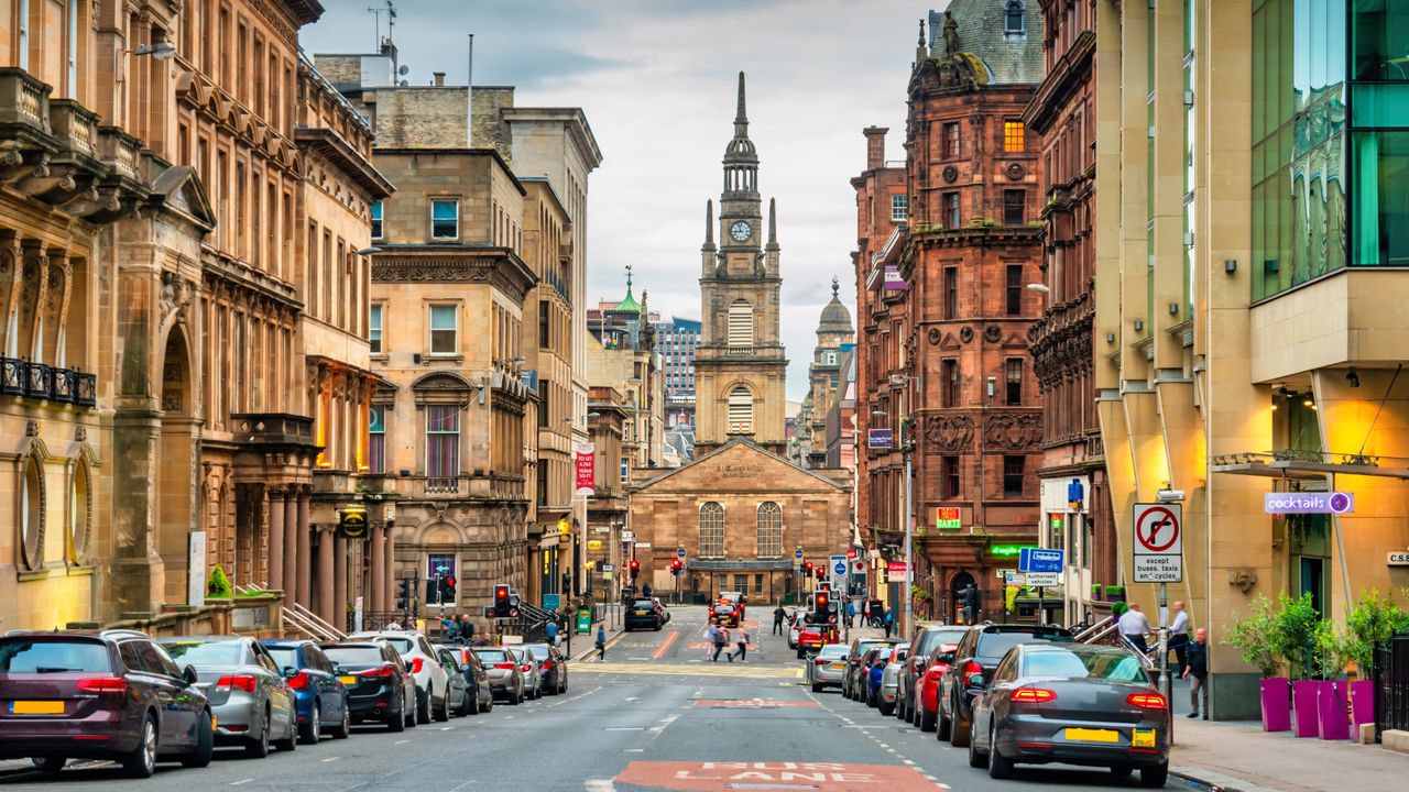 George Street with St George&#039;s Tron Church of Scotland in downtown Glasgow, Scotland.