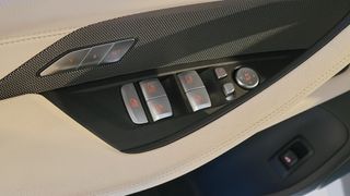 Controles de ventana en el panel de la puerta del automóvil