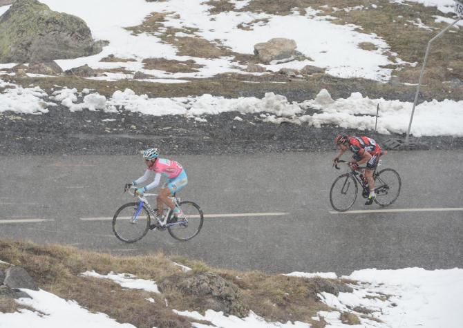 Cadel Evans (BMC) responds to an attack from Vincenzo Nibali (Astana)