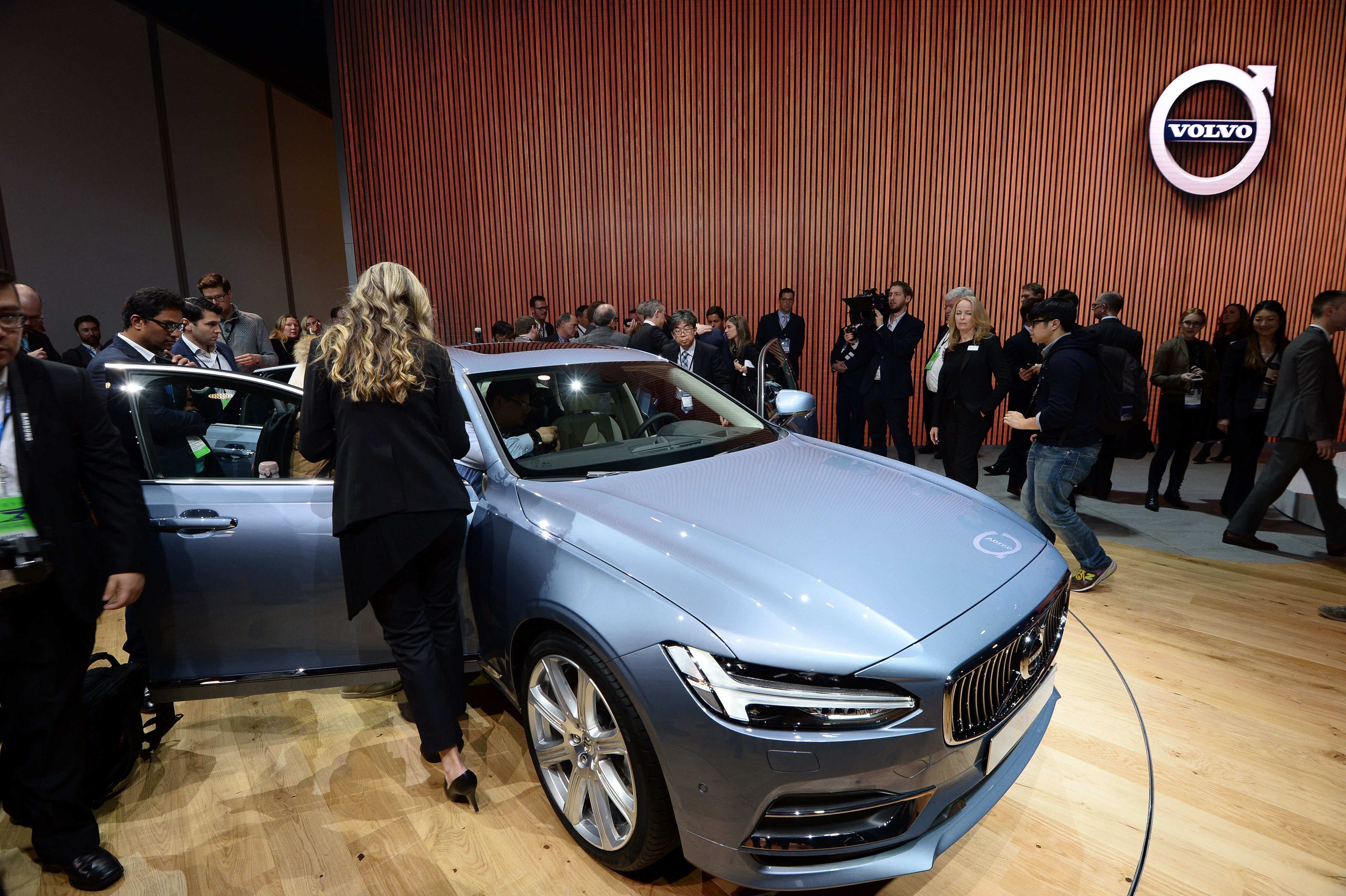 Semi-automated Volvo S90 is unveiled during the press preview of the 2016 North American International Auto Show in Detroit, Michigan, on January 11, 2016. AFP PHOTO/JEWEL SAMAD / AFP / JEWEL