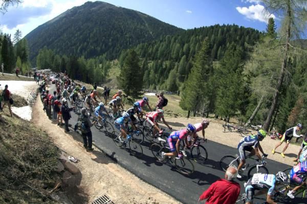 The peloton climb the Passo Pampeago