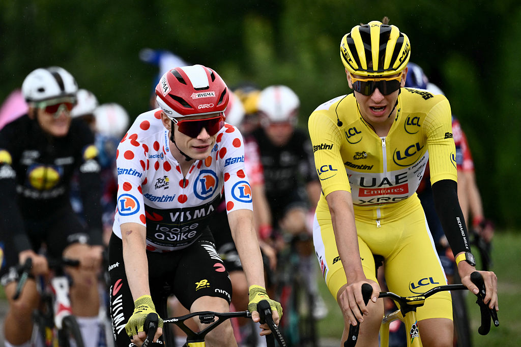 Team Visma - Lease a bike team&#039;s Danish rider Jonas Vingegaard wearing the best climber&#039;s polka dot (dotted) jersey (L) and UAE Team Emirates - XRG team&#039;s Slovenian rider Tadej Pogacar wearing the overall leader&#039;s yellow jersey cycle at the start of the 21st and final stage of the 112th edition of the Tour de France cycling race, 132.3 km between Mantes-la-Ville and Paris Champs-Elysees Avenue, on July 27, 2025. (Photo by Marco BERTORELLO / AFP)