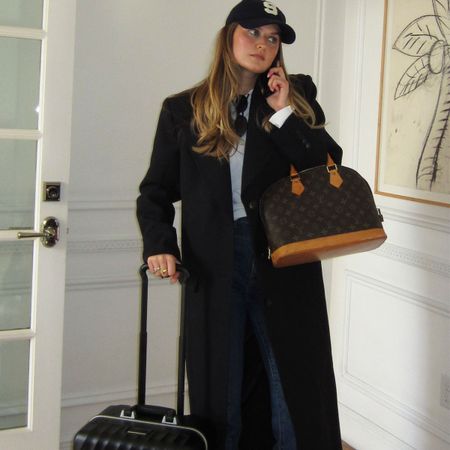 Sara Walker in an airport outfit