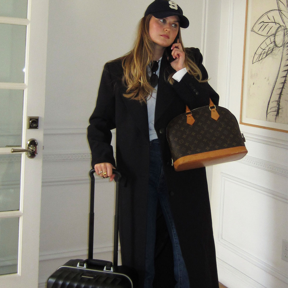 Sara Walker in an airport outfit