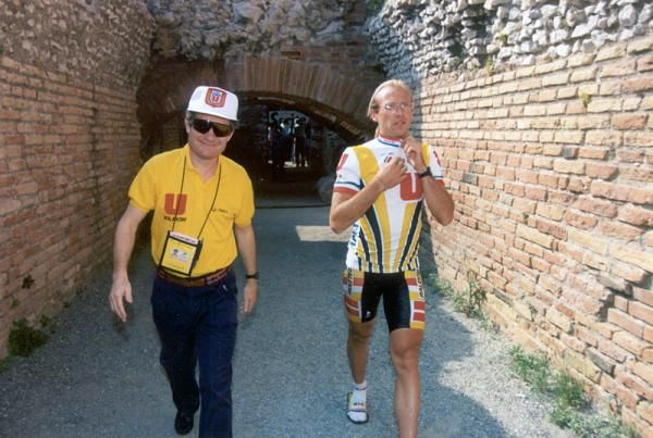 Laurent Fignon heads to the team presentation at the start of the 1989 Giro d'Italia.