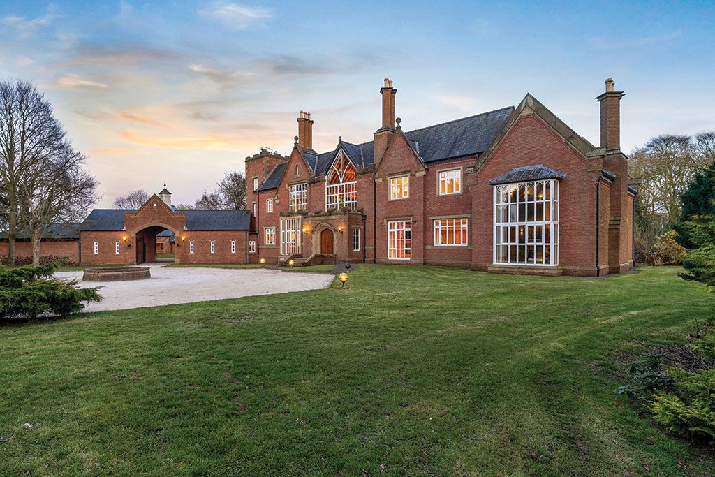 Property for sale with a swimming pool: Hoole House, Elswick, Preston, Lancashire.