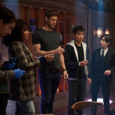 Robert Sheehan as Klaus Hargreeves, Emmy Raver-Lampman as Allison Hargreeves, Tom Hopper as Luther Hargreeves, Justin H. Min as Ben Hargreeves, Aidan Gallagher as Number Five, Elliot Page as Viktor Hargreeves, David Castañeda as Diego Hargreeves, Ritu Arya as Lila Pitts in episode 401 of The Umbrella Academy.