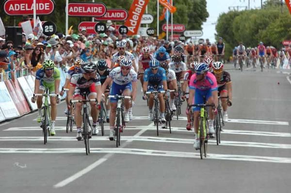 Andr&eacute; Greipel (Lotto-Belisol) beats Alessandro Petacchi (ILampre - ISD)