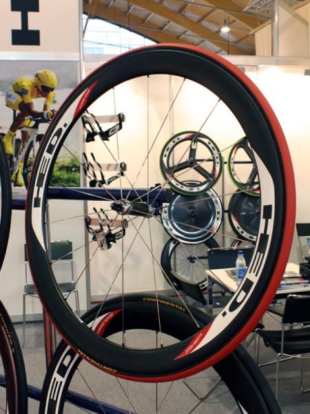 The new HED Stinger 4 is supposedly more aerodynamic than the far deeper 2008 Stinger 90 thanks to the wider rim profile while also offering better handling in crosswinds, lighter weight and a more secure tire bed.