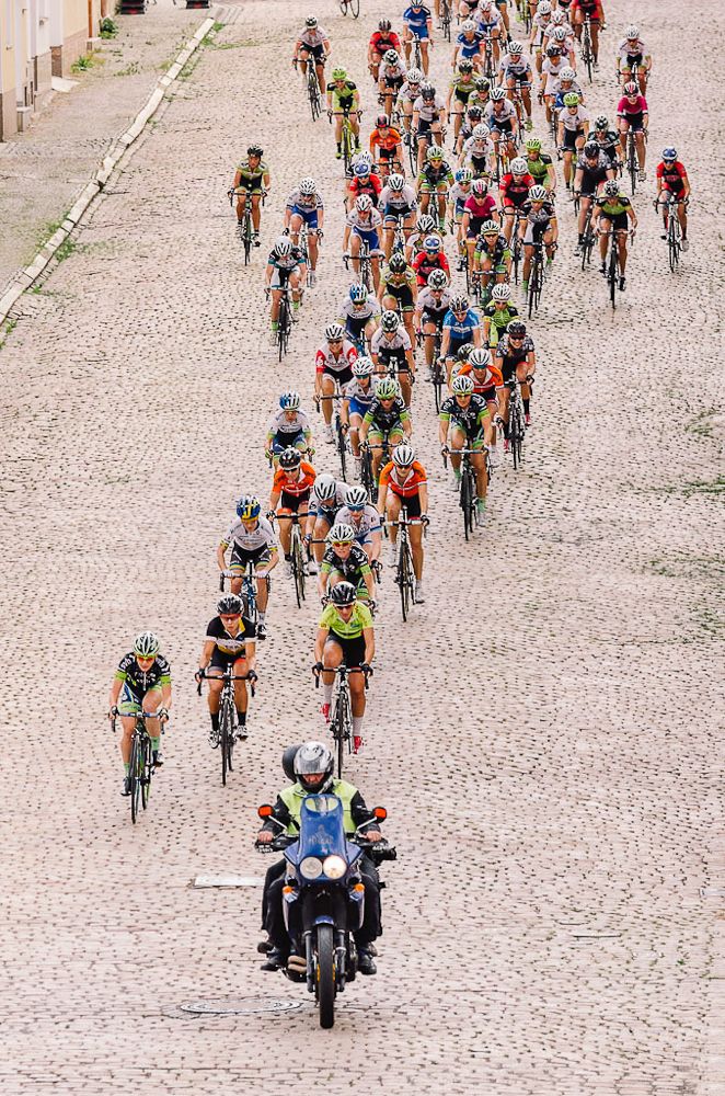 The peloton chases Gracie Elvin
