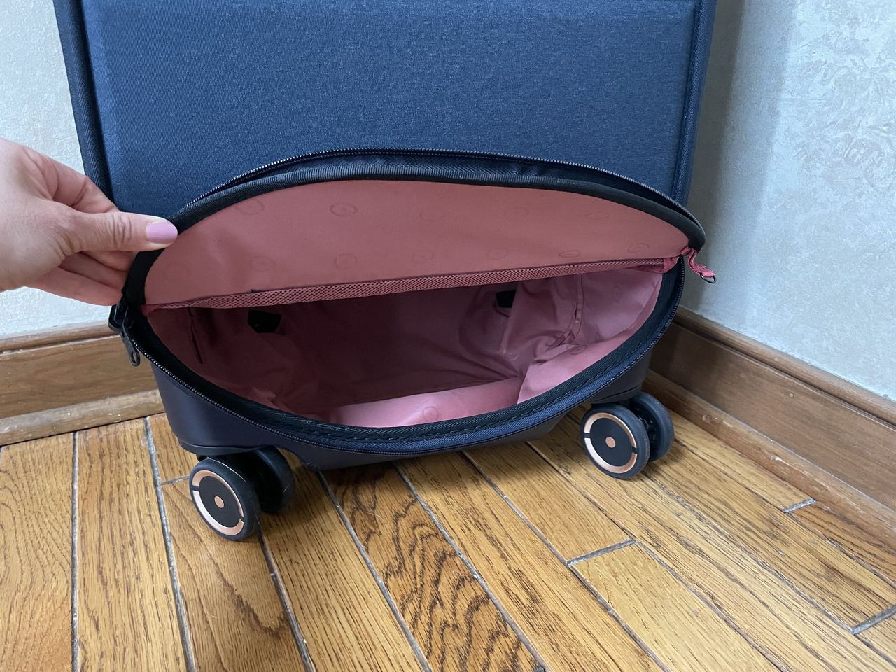 Kabuto Smart Carry On Suitcase Lifestyle Shoe Compartment