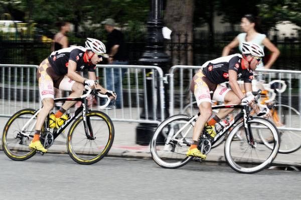 With 2 laps to go the, the 2 escapees are clearly making this race theirs.