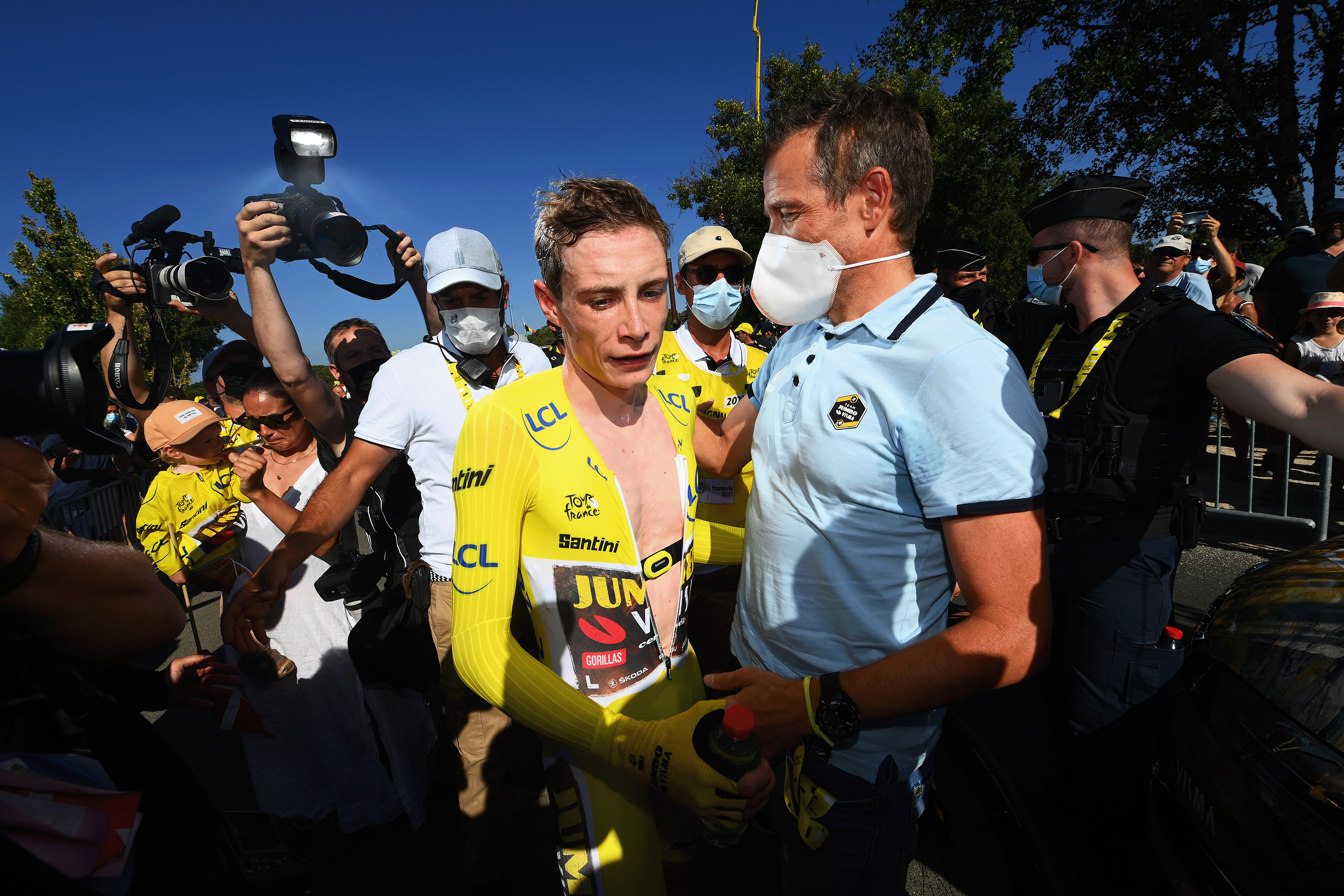 Grischa Niermann with Jonas Vingegaard after confirming victory in the 2022 Tour de France