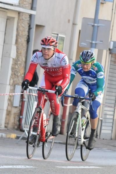 Christophe Kern (Cofidis Le Credit En Ligne) and Fabrice Jeandesboz (Saur - Sojasun) try to hold off the chasing peloton.