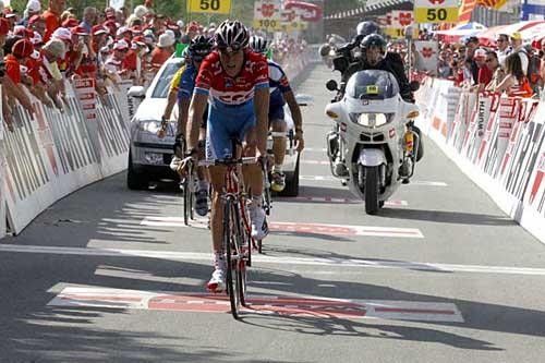 Frank Schleck (CSC) leads home the group containing overnight leader Angel Vicioso (W&uuml;rth).