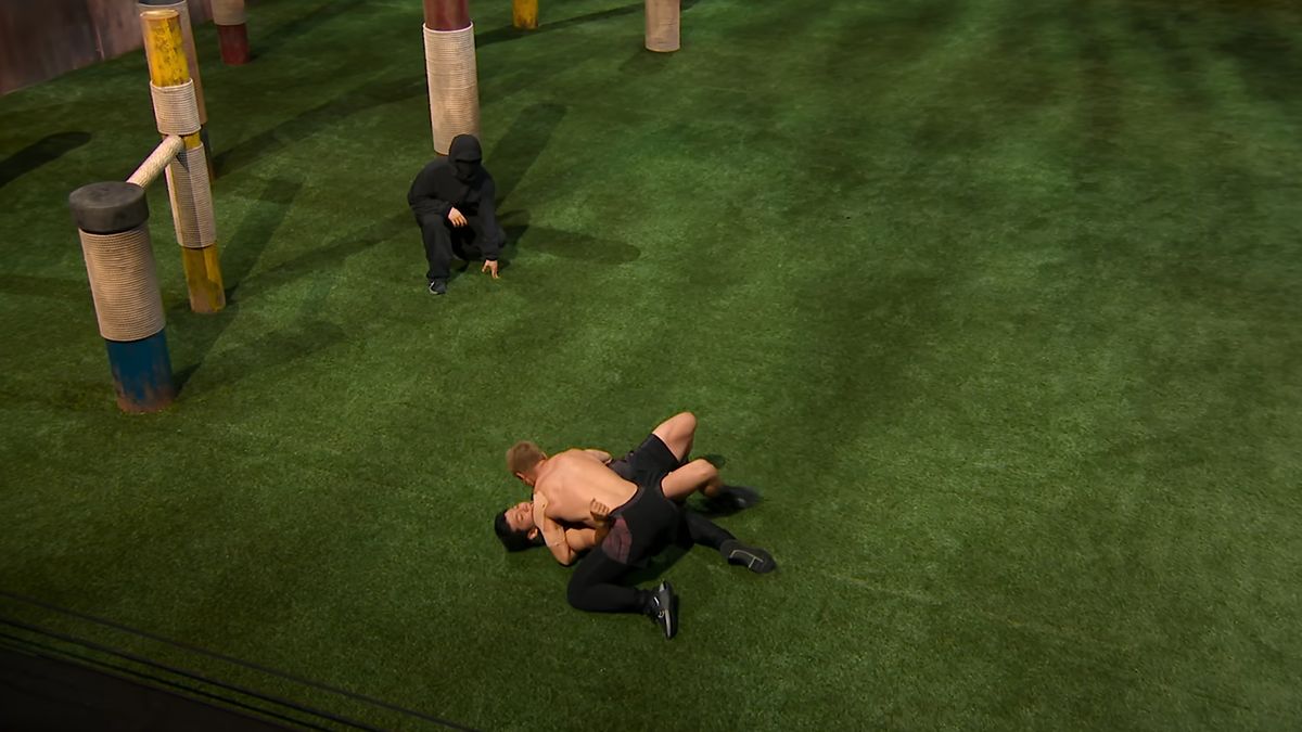 A screenshot from Physical: 100 season 2 episode 3 showing Lee Won-hee grappling with Park Hee-jun.