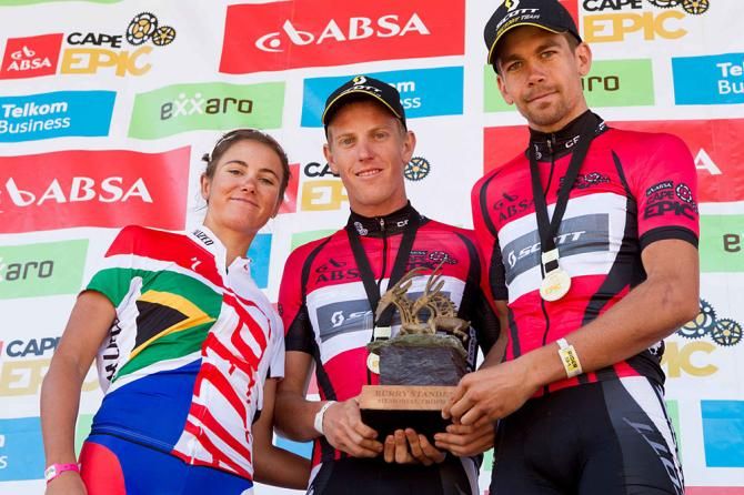 Cherise Stander (left) hands over the Burry Stander Memorial Trophy to the inaugural winners of this award, being the African jersey overall winners, Team Scott factory racing Mathys Beukes (left) and Philip Buys (right)