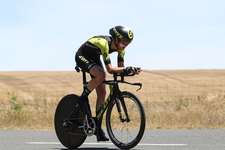 Lucy Kennedy riding to second place