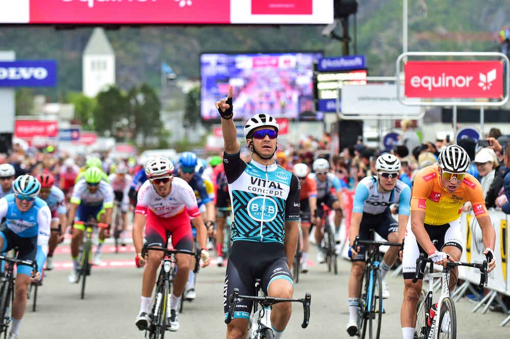 Bryan Coquard takes victory on stage 2