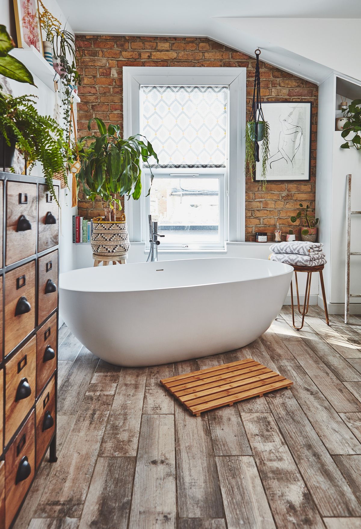 Bathroom Ideas: How to Combine Black, Brass, White and Wood Perfectly