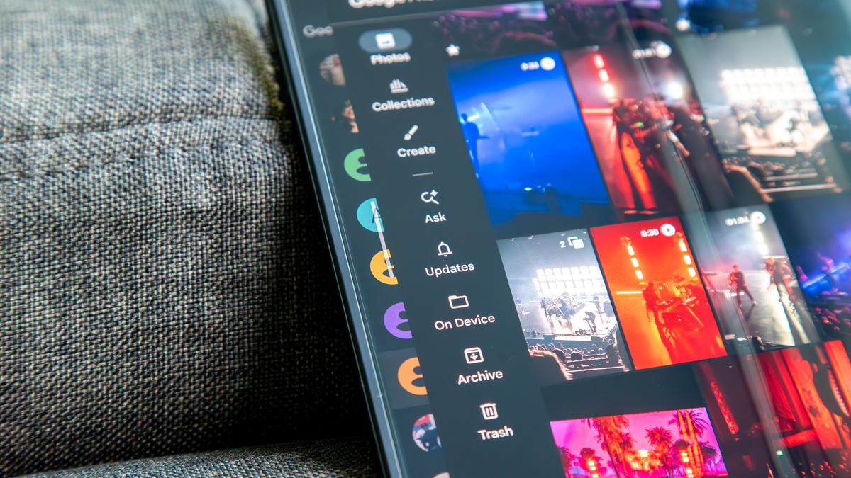 Switching open apps on the Motorola Razr Fold