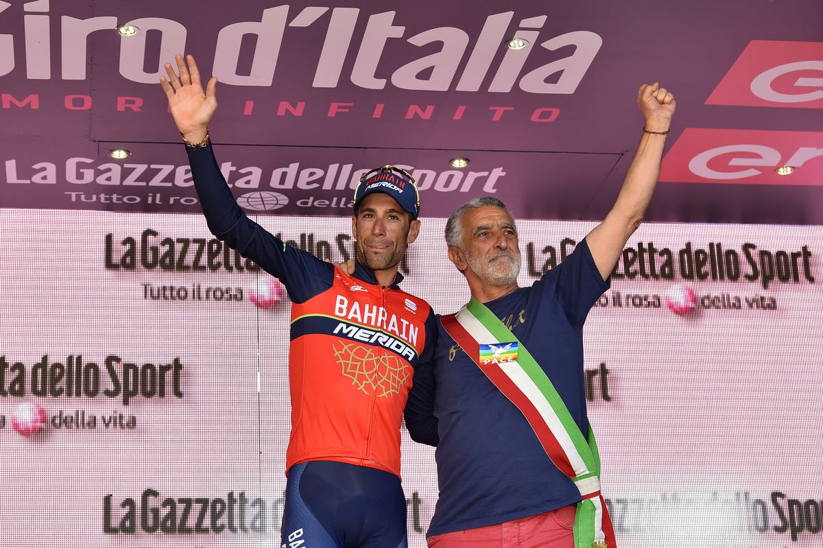 Vincenzo Nibali greets the fans in his hometown of Messina
