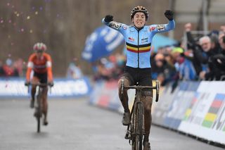 Sanne Cant beats Marianne Vos to the 2017 Cyclo-cross World Championships