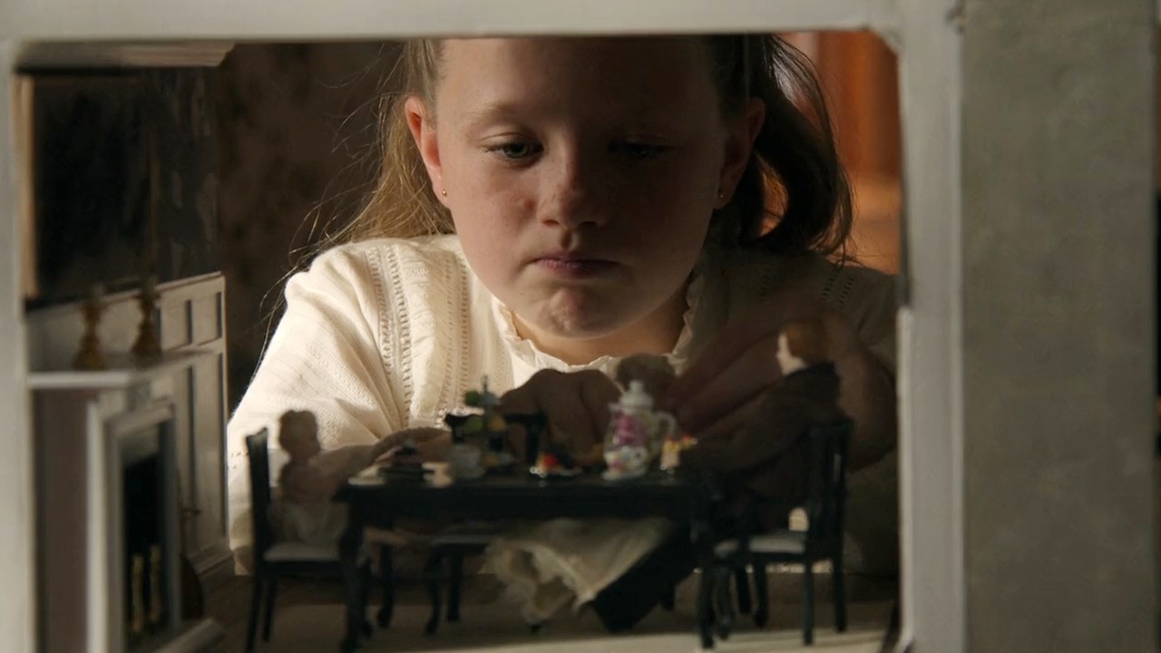 इंडियाना एले द हाउसमेडमध्ये बाहुल्यांसोबत खेळत आहे.