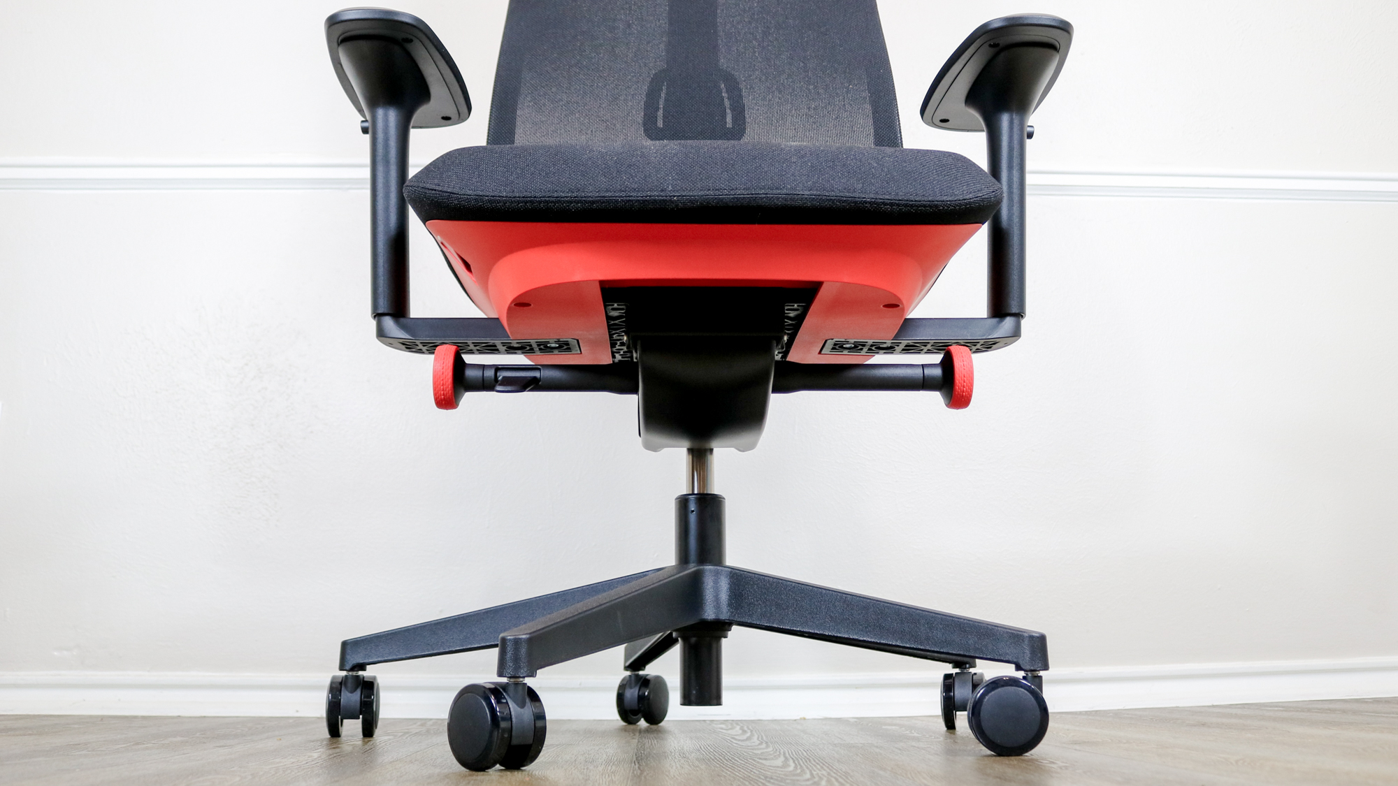 The underside of the Vantum Gaming Chair showing off its base and the two adjustment knobs underneath its seat