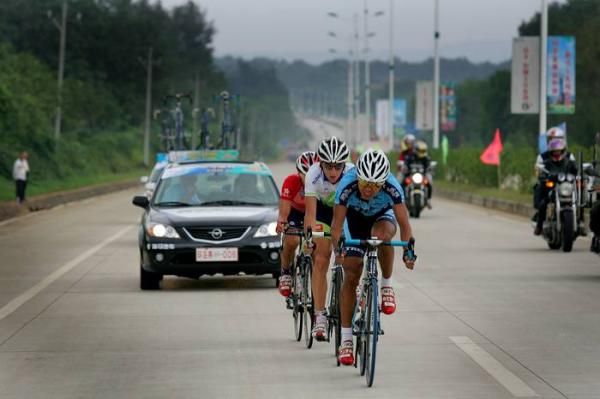 Wang Mei Ying (Trek Marco-Polo) working hard with the trio break with home so close.