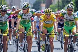 Floyd Landis (Phonak) rides with his teammates during the final stage