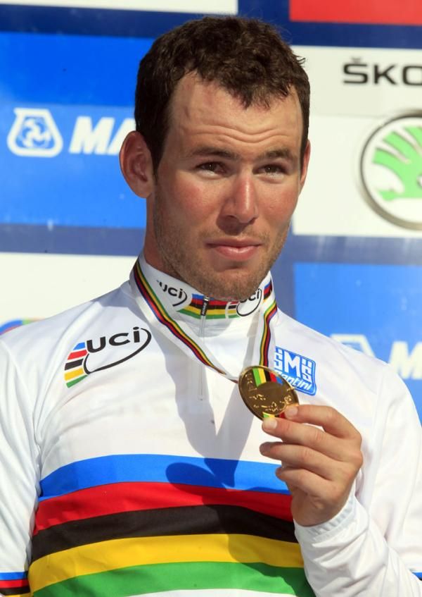 Cavendish shows his gold medal and rainbow jersey