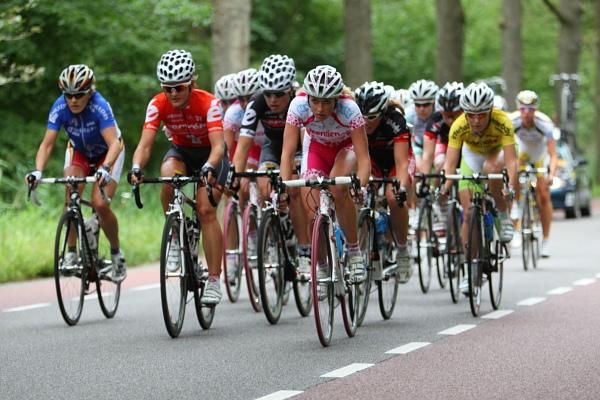 The leaders head back to the start / finish at around mid-race