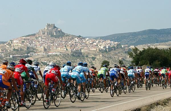 Dude, check out the view! Morella greets the Vuelta