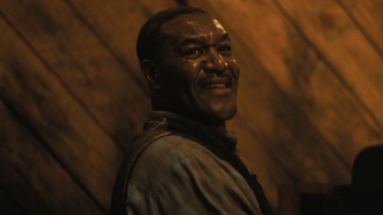 Delta Slim (Delroy Lindo) plays piano in Sinners.