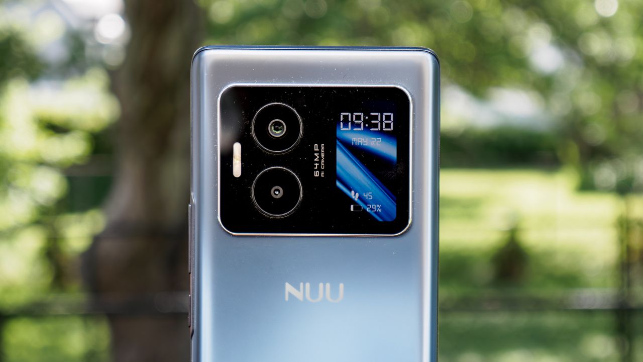 NUU B40 5G held in the hand.